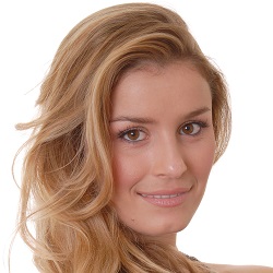 A head shot of a woman with blonde hair and brown eyes. Her eye bags are barely visible, which can be expected after puffy eye treatment.